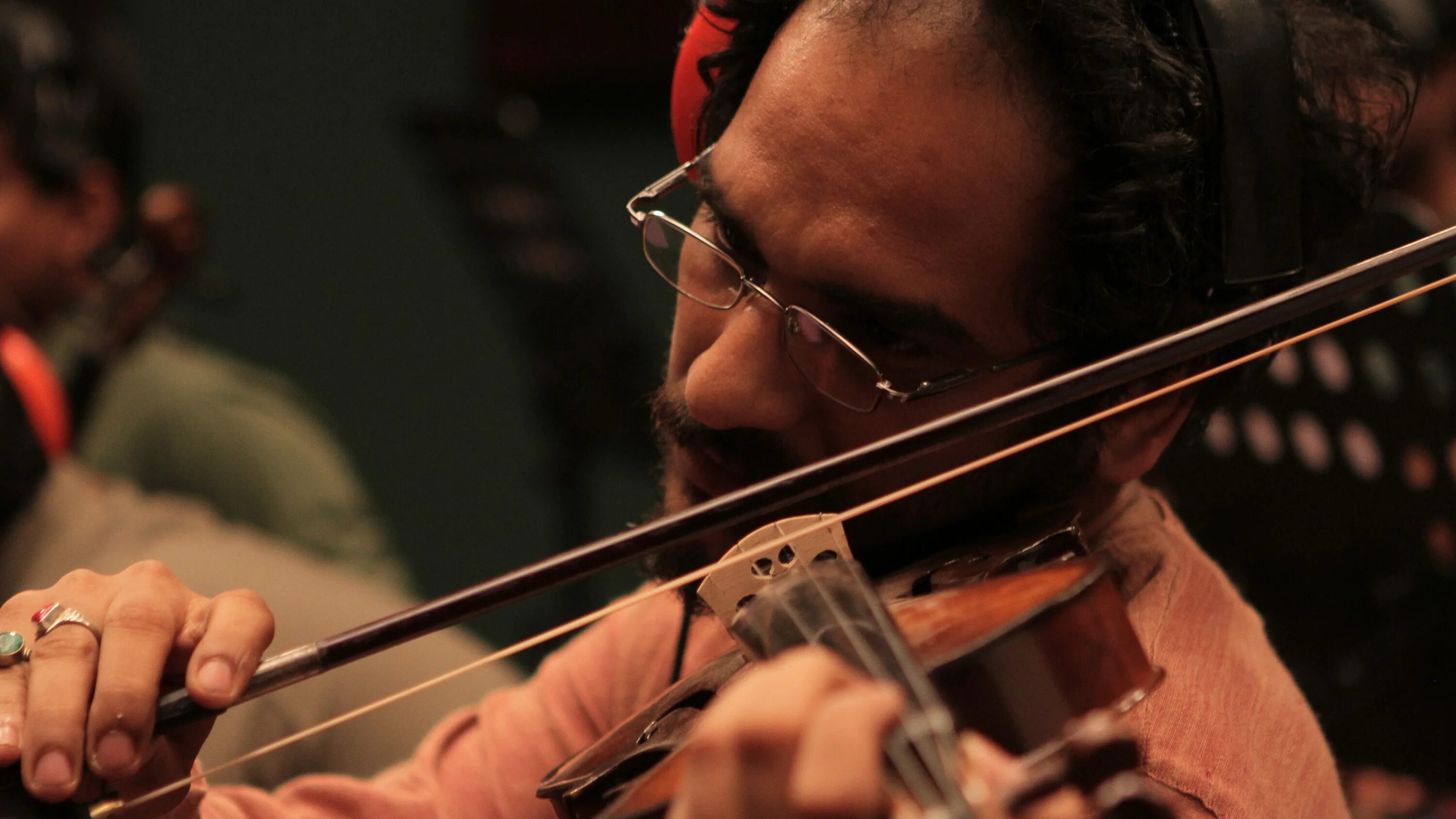 My brother played the violin. Bauddhayan Mukherji. Скрипач. Шотландский скрипач. Индийские скрипачи.