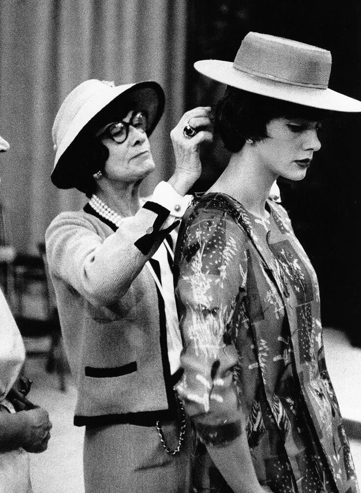 First chanel. Коко шанель 1910. First chanel. Первый магазин коко шанель в париже 1910. First chanel.