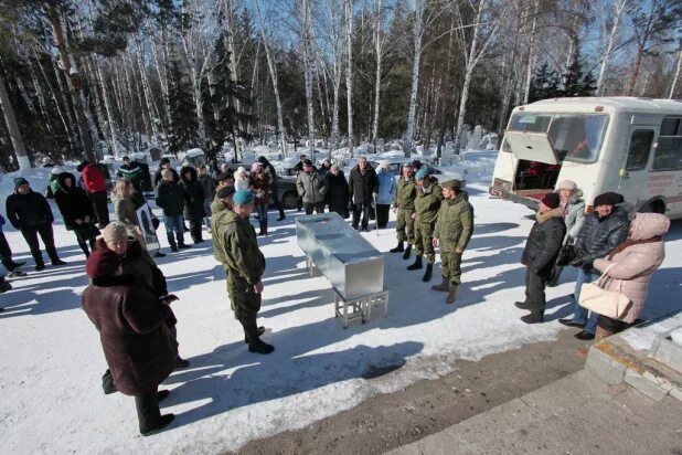 Гибель на плацу. Похороны военнослужащего. Похороны солдата в цинковом гробу.