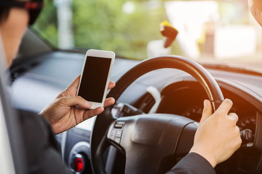Виртуальное вождение картинки для презентации. Using mobile Driving. Using mobile while. Driver with Phone.