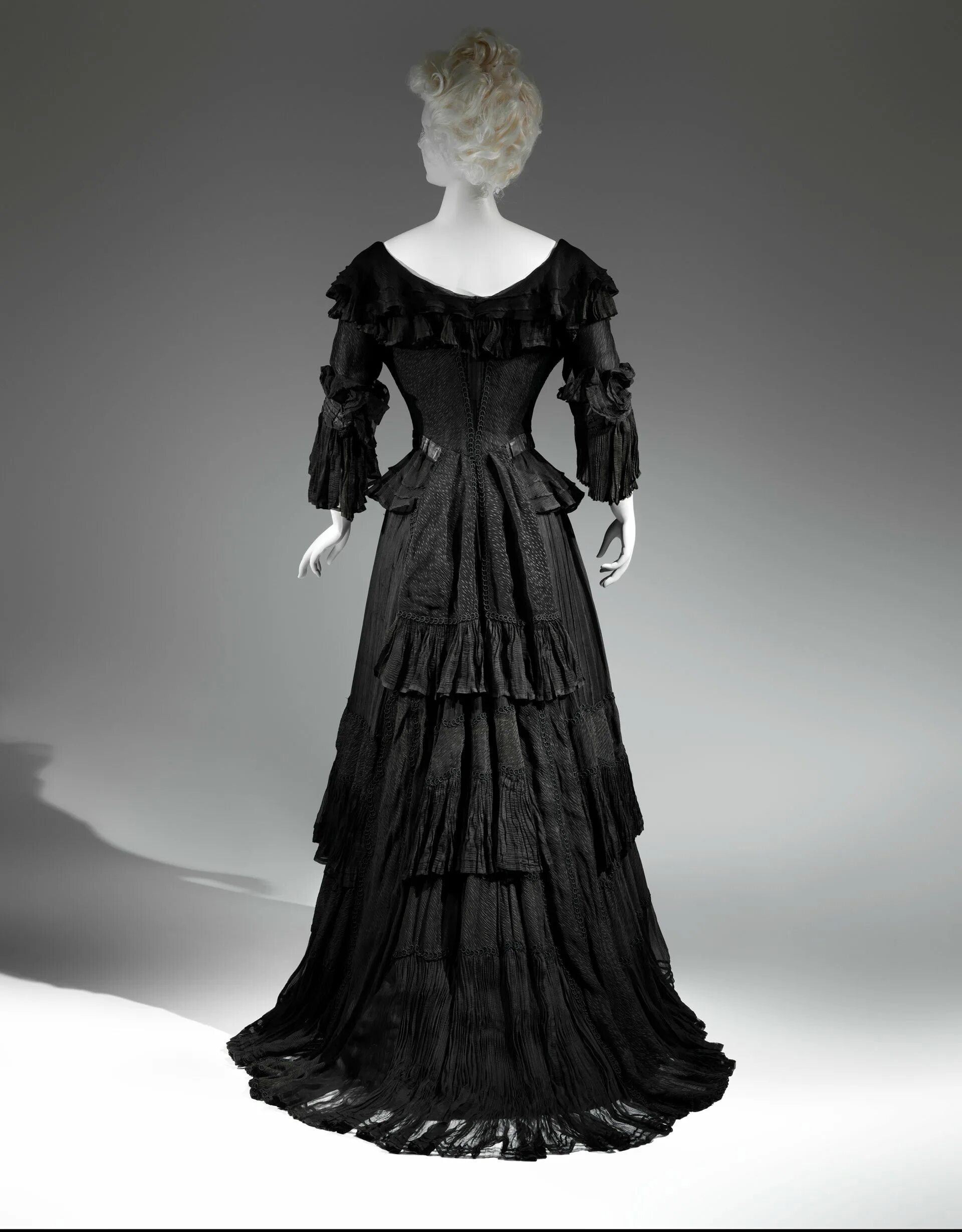 Платья 19 века Англия Готика. Траурная одежда 19 век Англия. Траурное платье Викторианская мода. Траурное платье 19 века 1870.