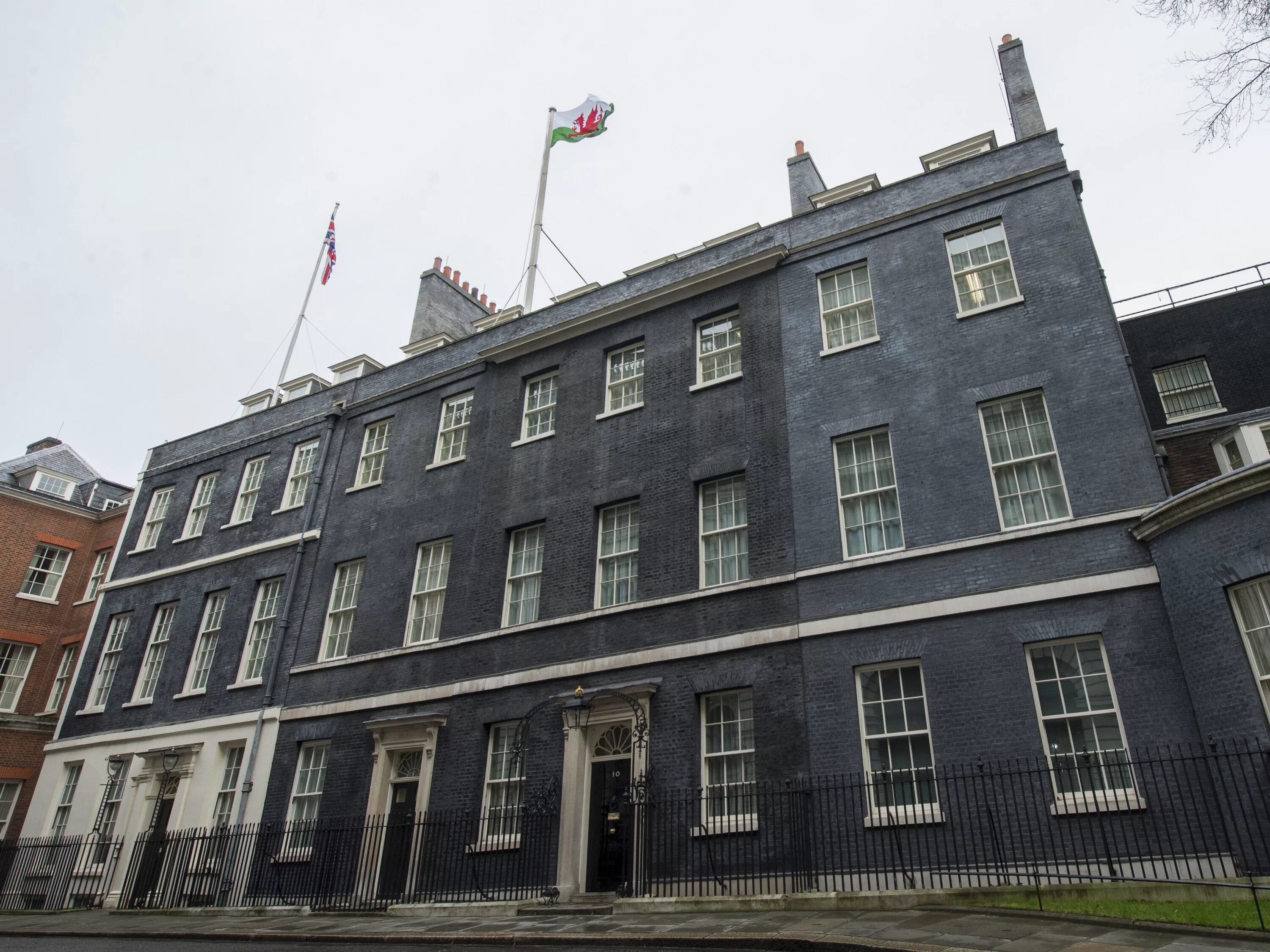 Премьер-министр великобритании на даунинг стрит. Даунинг стрит 10. Резиденция на даунинг стрит 10 в лондоне. Даунинг стрит 10. Даунинг-стрит 10 в лондоне.