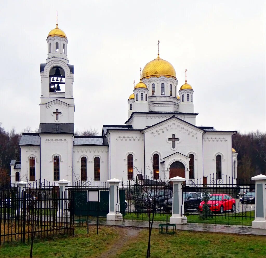храм богоявления господня. храм в химках на лавочкина. химки улица лавочкина церковь. церковь богоявления господня химки. костел в химках.