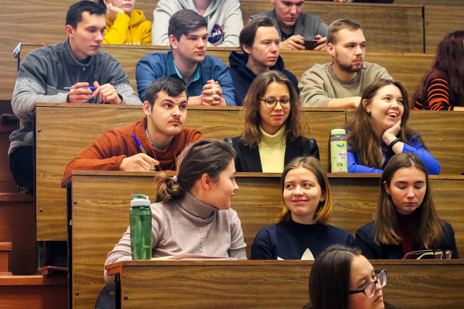 Группа студентов геолого географического факультета. Сотрудники факультета. Географический Факультет МГУ сотрудники. Географический Факультет МГУ аудитории. День студента Геофак.