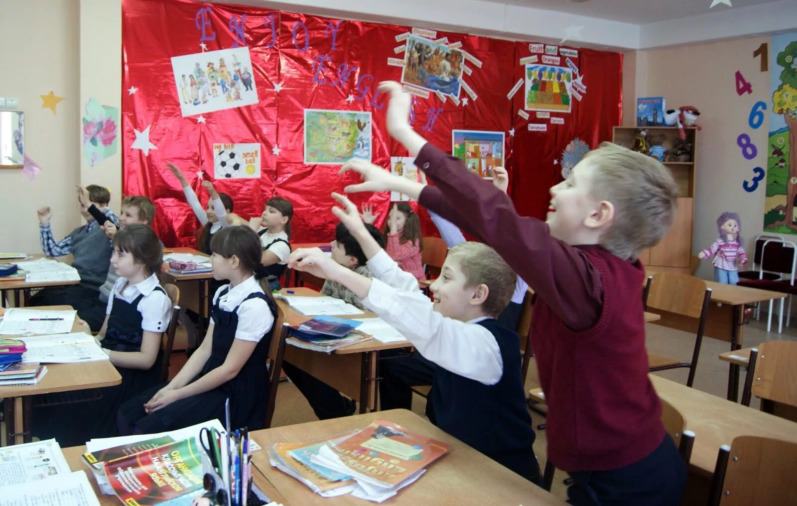 занятия в английской школе. класс в британской школе. тренинг для подростков. игры для детей на уроке. мастер класс на уроке английского языка.