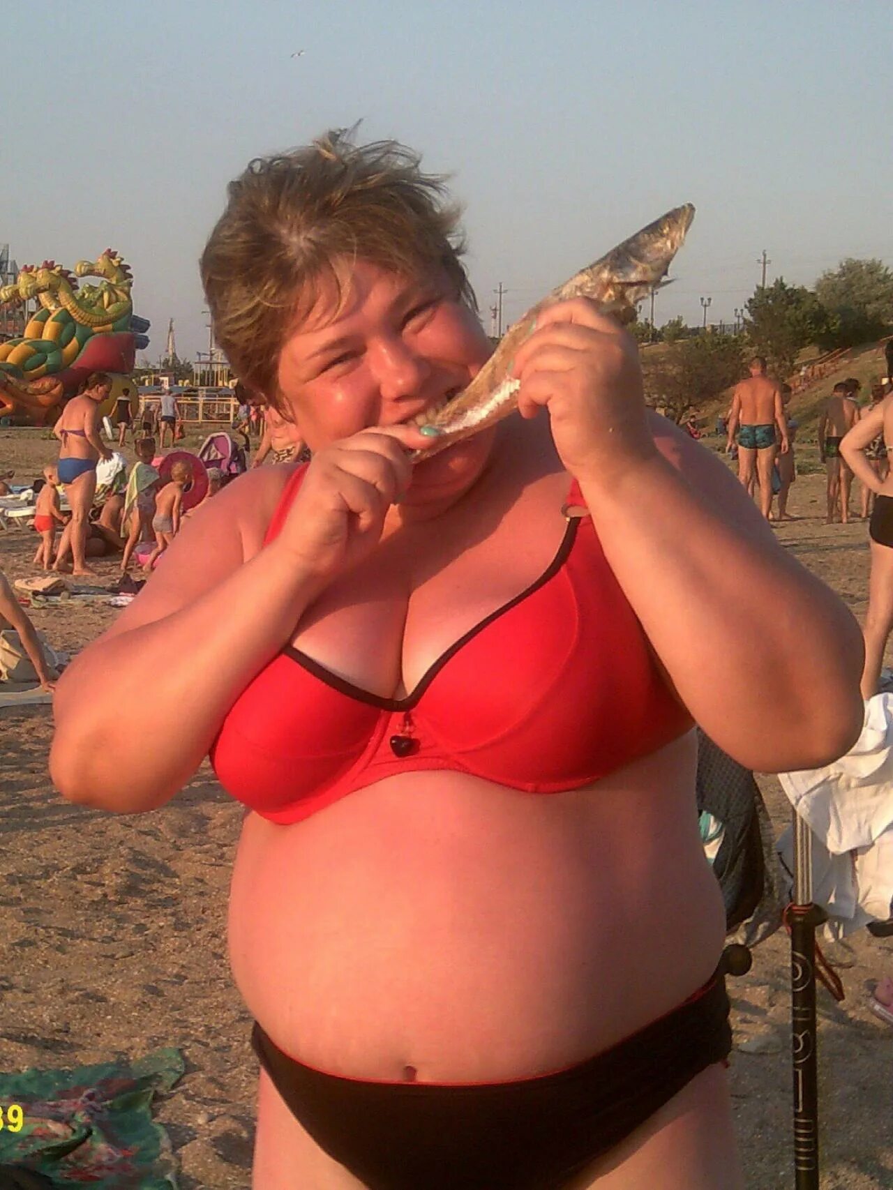 Грязная толстуха. Толстая девушка. Толстая девушка с пивом. Российские толстушки на пляже.