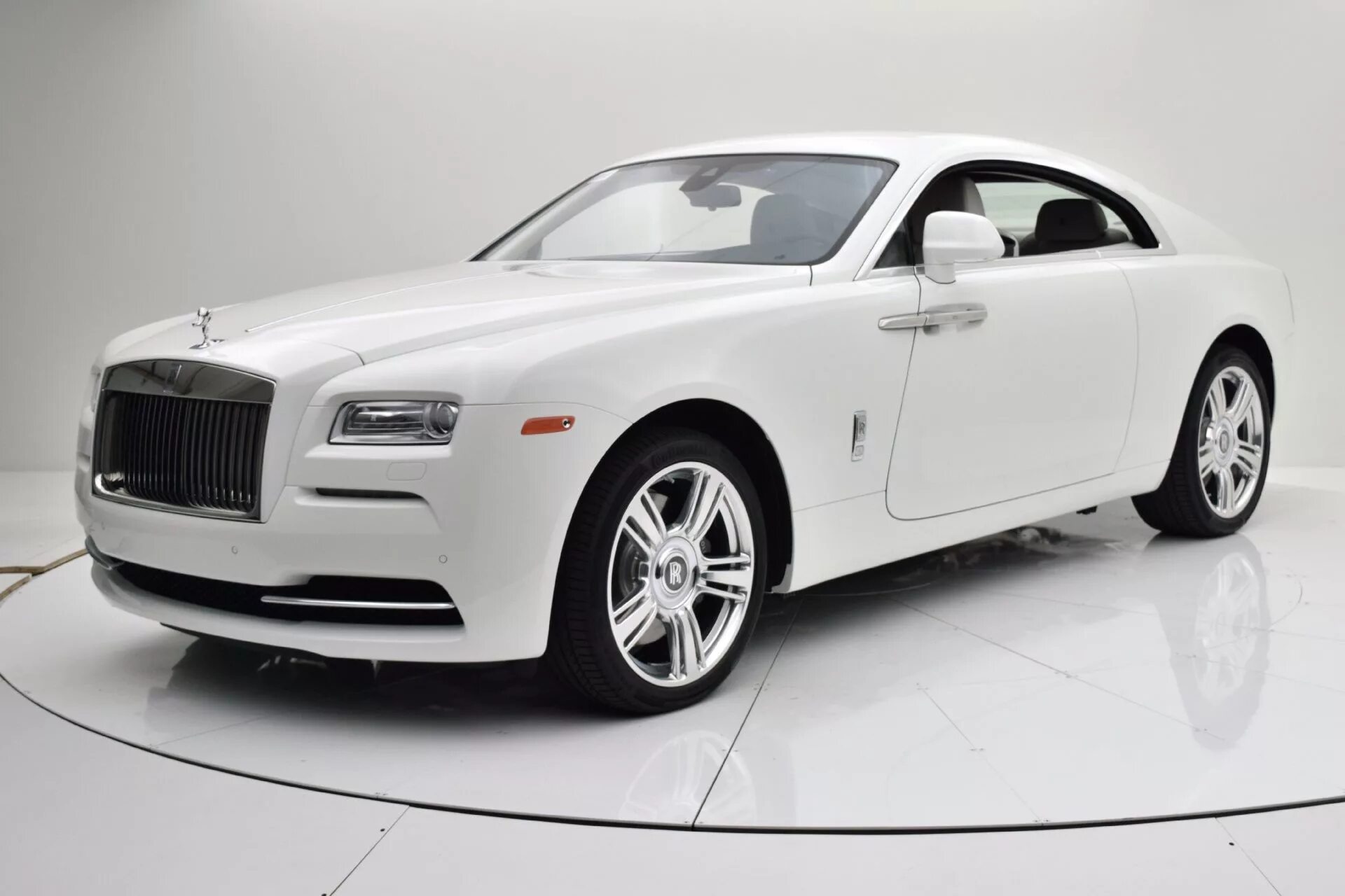 Белый роллс ройс. Роллс Ройс белый. Rolls Royce Wraith белый. Роллс Ройс Вайт 2016. Роллс Ройс белый 2014.