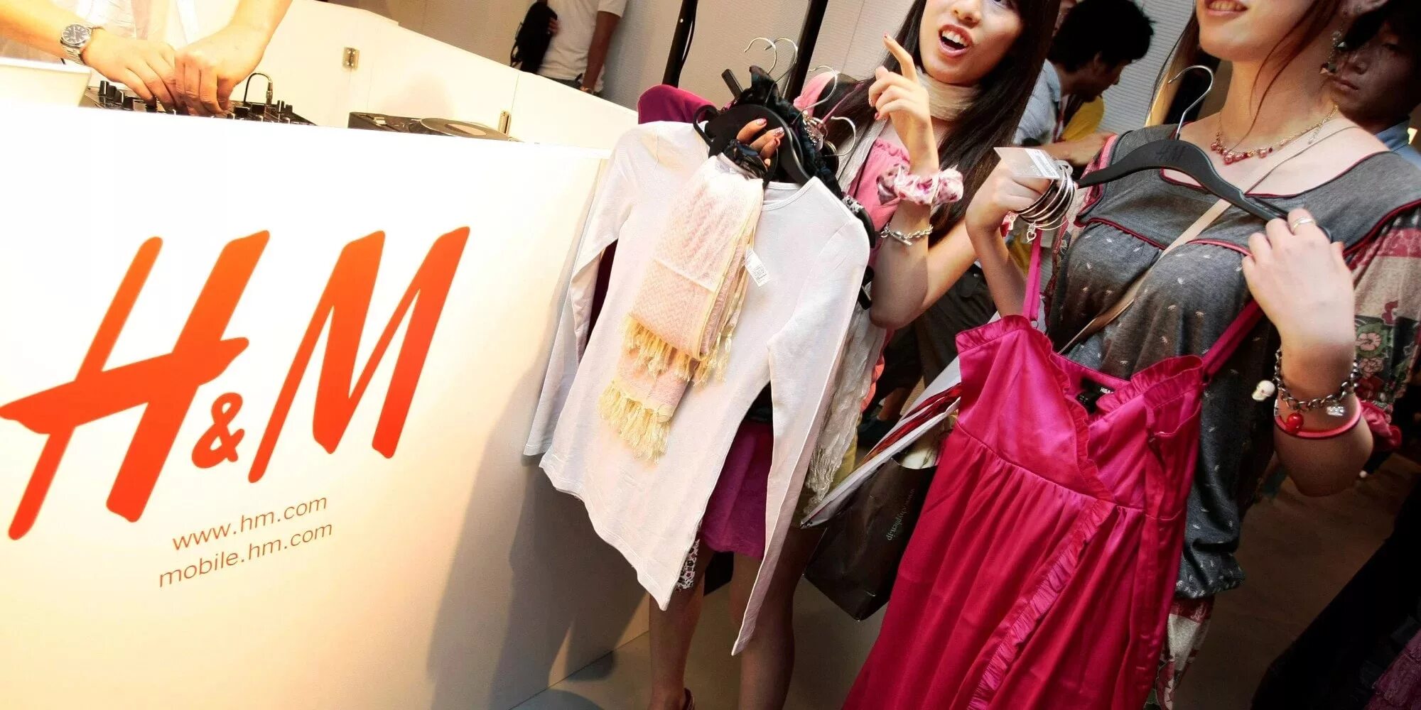H&M покупатели. H M одежда. HM покупатели. H&M hennes & Mauritz одежда магазин.