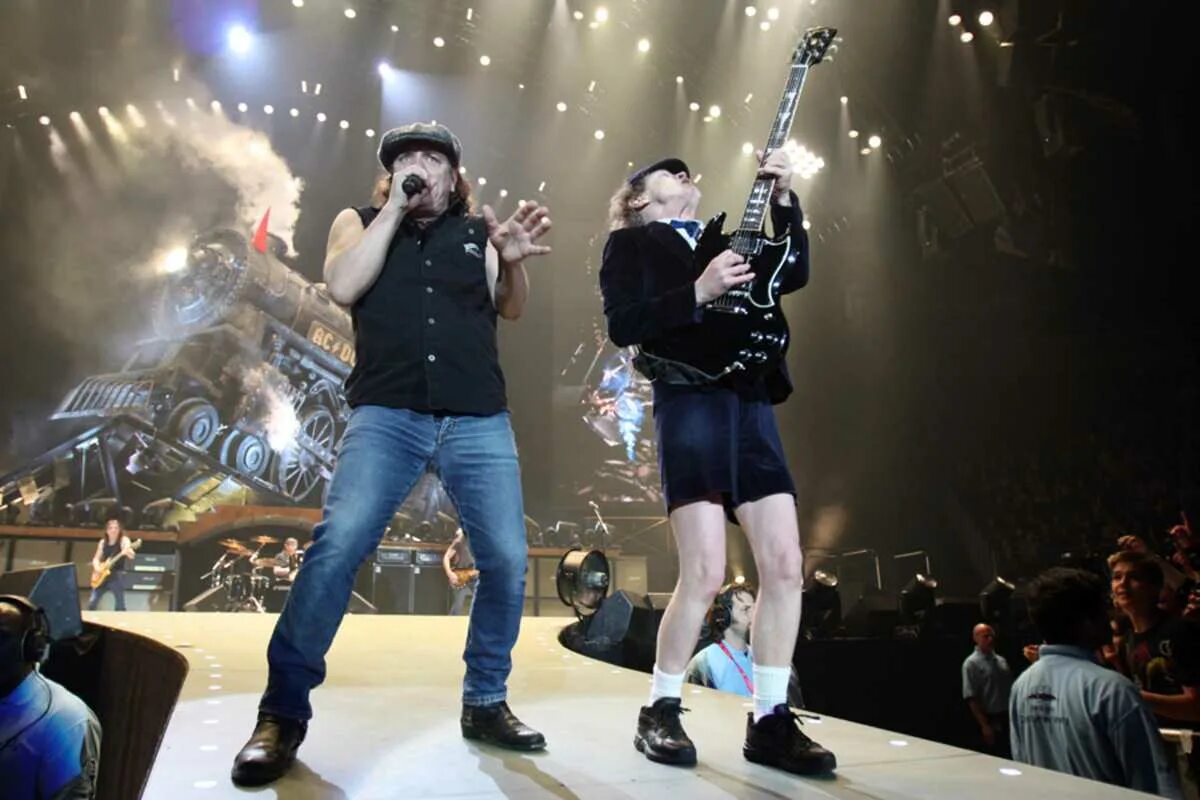 Поет группа на на концерт. Концерт AC DC 2009 River. AC/DC группа концерт. AC DC 2023. AC DC Live at River Plate концерт.