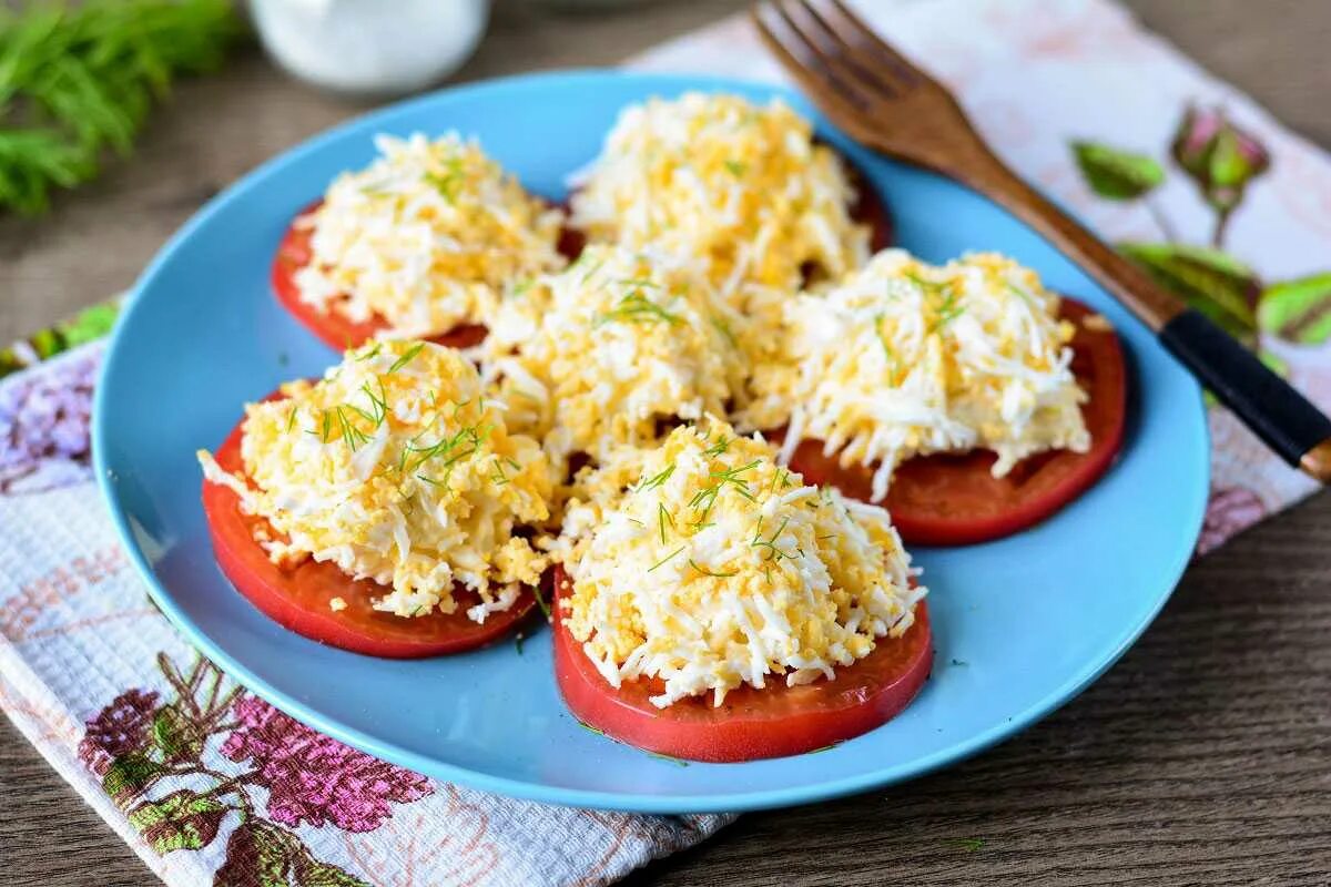 Помидоры с сыром. Помидорная закуска. Закуска с сыром и чесноком. Помидоры под сыром. Яйцо помидор чеснок майонез