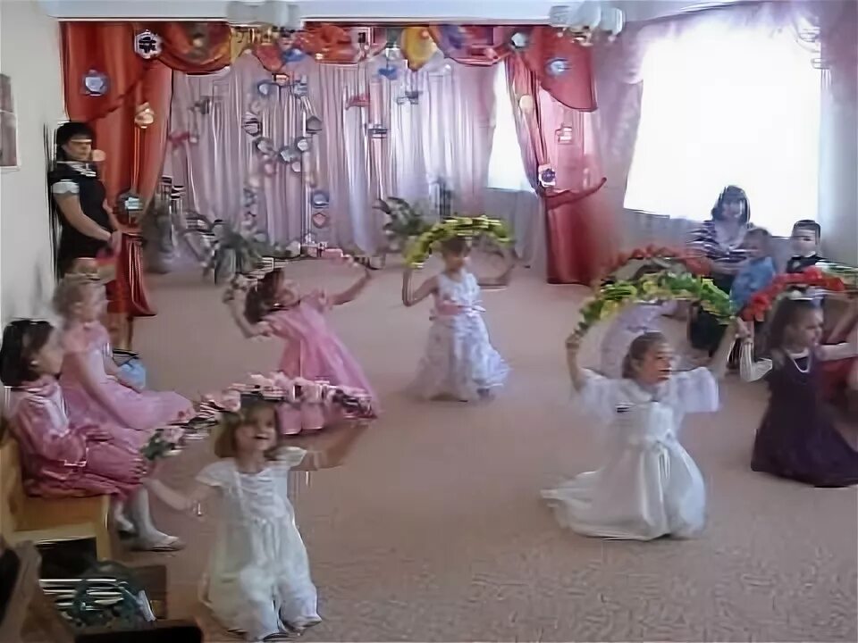 Танец с цветами средняя группа. Танец с дугами в детском саду. Танец с цветами в детском саду. Цветы для танца в детском саду. Обруч с цветами для танца.