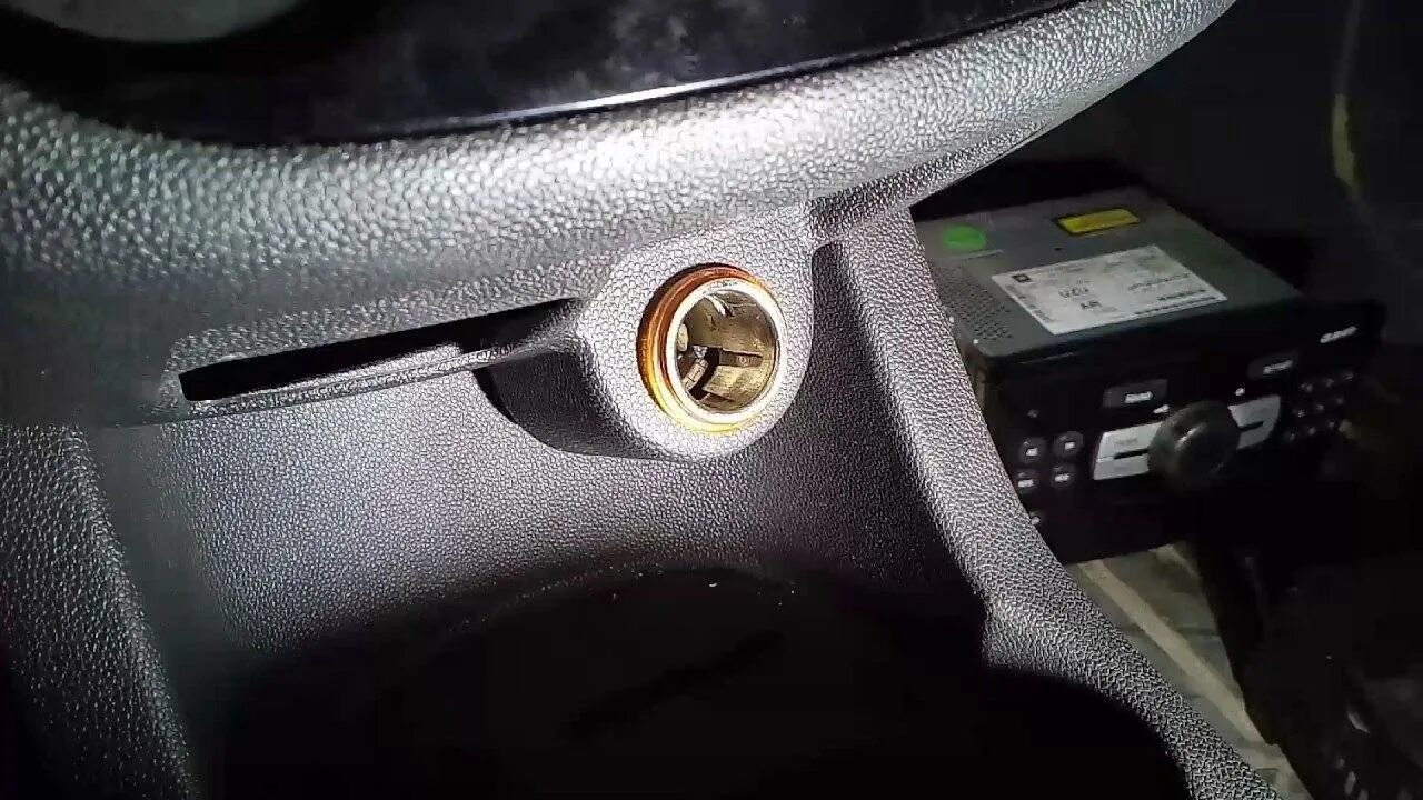 Как снять прикуриватель. Розетка 12v в центральной консоли гранта. лада калина салон прикуриватель. лада гранта прикуриватель в салоне. прикуриватель сайбер.