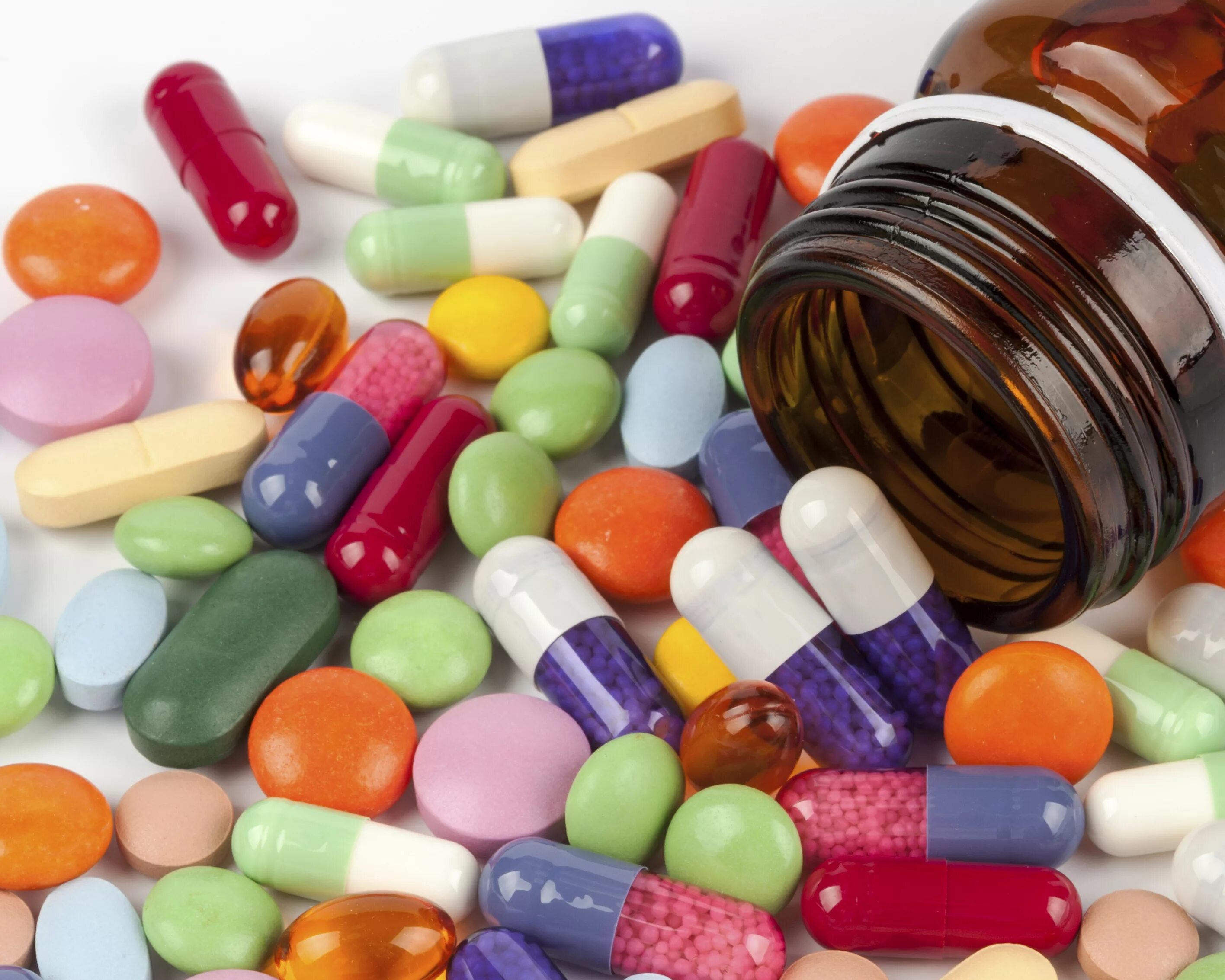 Лекарство это. Лекарства. Таблетки. Лекарства таблетки. Разноцветные таблетки.