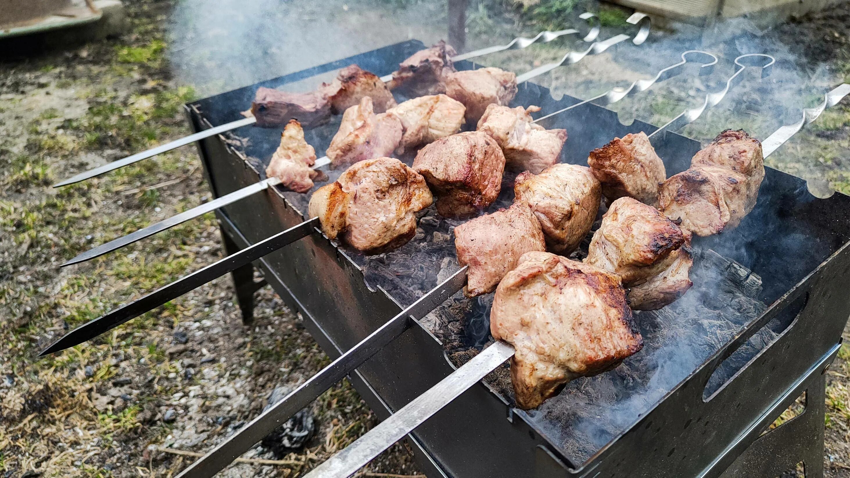 Сколько по времени жарить шашлык на мангале. Шашлык на мангале. Шашлык из свиньи. Шашлык готовится. Шашлык из свинины.