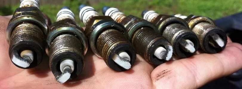 2108 свечи зажигания инжектор белый налет. Чёрные свечи зажигания ваз 2110 инжектор. Белые свечи зажигания 2107 инжектор. Белый налёт на свечах зажигания инжектор причины. Белые свечи инжектор.