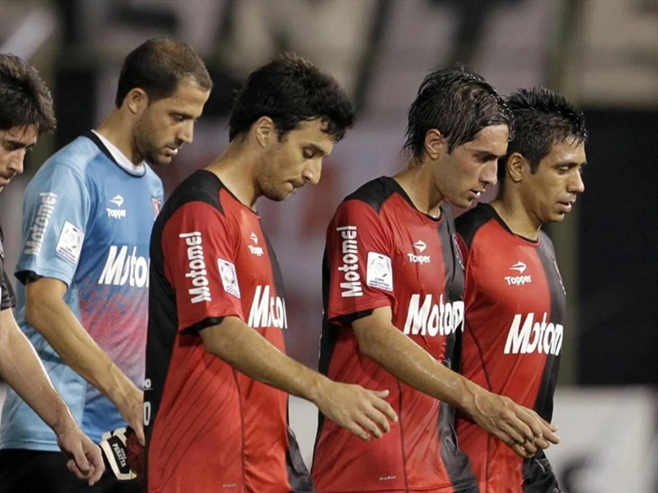Монументаль ривер плейт. A boy from uk. Ньюэллс олд бойз герб. New els old boys. Newell's old boys.