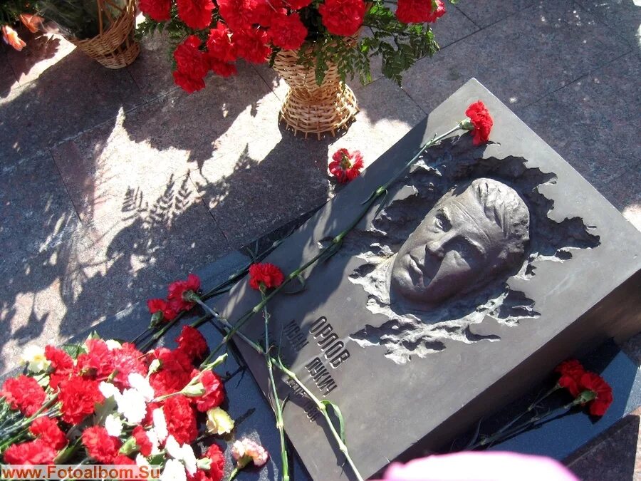 памятник чернобыльцам на митинском кладбище. могила ликвидаторов чернобыльской трагедии. погребение чернобыльцев. погребение чернобыльцев. памятник ликвидаторам чернобыльской в митино.