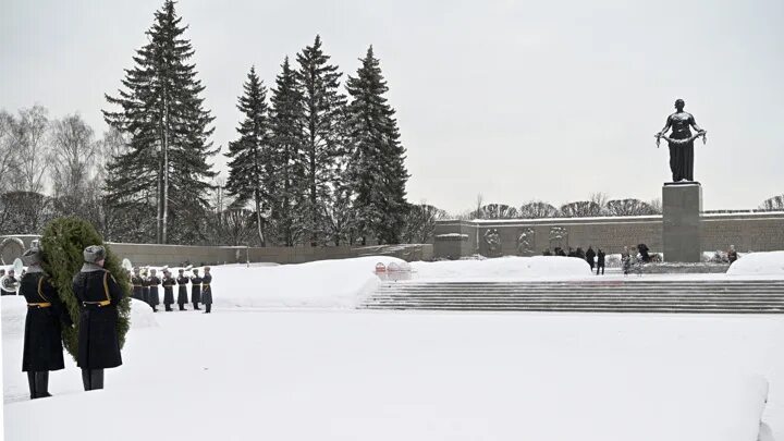 Прорыв блокады 80. Пискарёвское мемориальное кладбище. 18 Января блокада Пискаревское кладбище. Прорыв блокады Ленинграда 80. Празднование 80 летия прорыва блокады Ленинграда.
