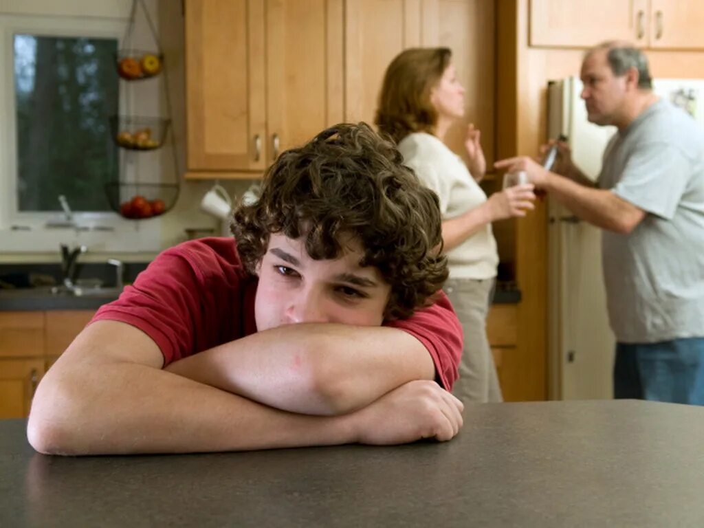 Дети пьющих родителей. Асоциальная семья. Родители пьют что делать ребенку. Дети в семье пьющих родителей. Пьющие матери.