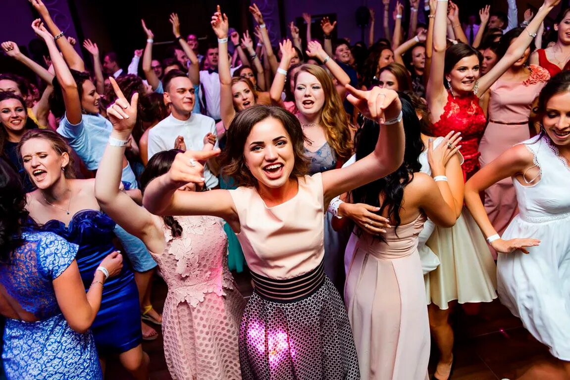 Выпускной в школе. Выпускной бал 11 класс. Фотосессия выпускников. Суть выпускного вечера. Выпускной вечер.