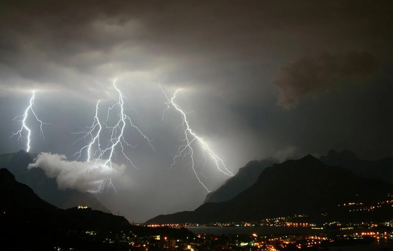 молния на холме. геенна огненная гроза. зарница гроза. молния на небе. гроза обои.