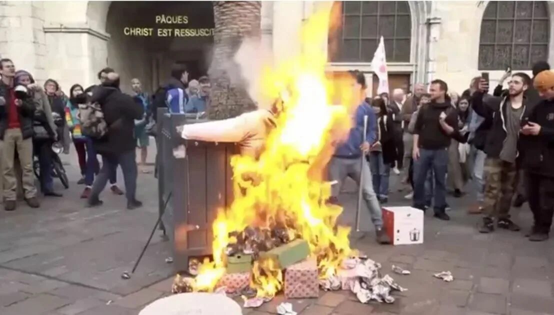 Франция люди. Сжигают чучело. Сжигание чучела. Протесты во Франции сейчас.