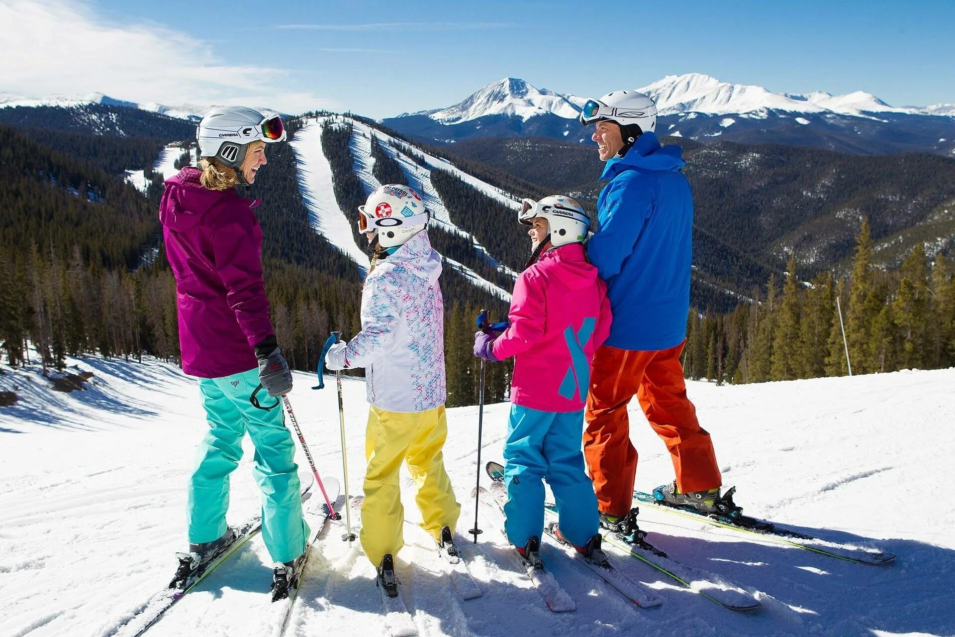 Катание на горнолыжном курорте. Катание на горных лыжах. Семья на горных лыжах. На лыжах всей семьей. Семья на сноубордах.