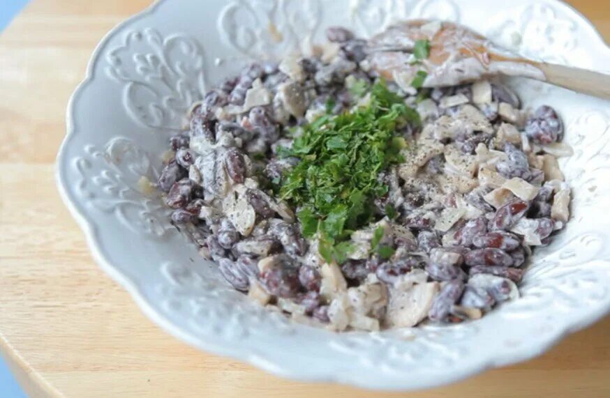 Курица с грибами и фасолью консервированной. Фасоль салат с майонезом. салат с фасолью и жареным луком. салат с фасолью и грибами.