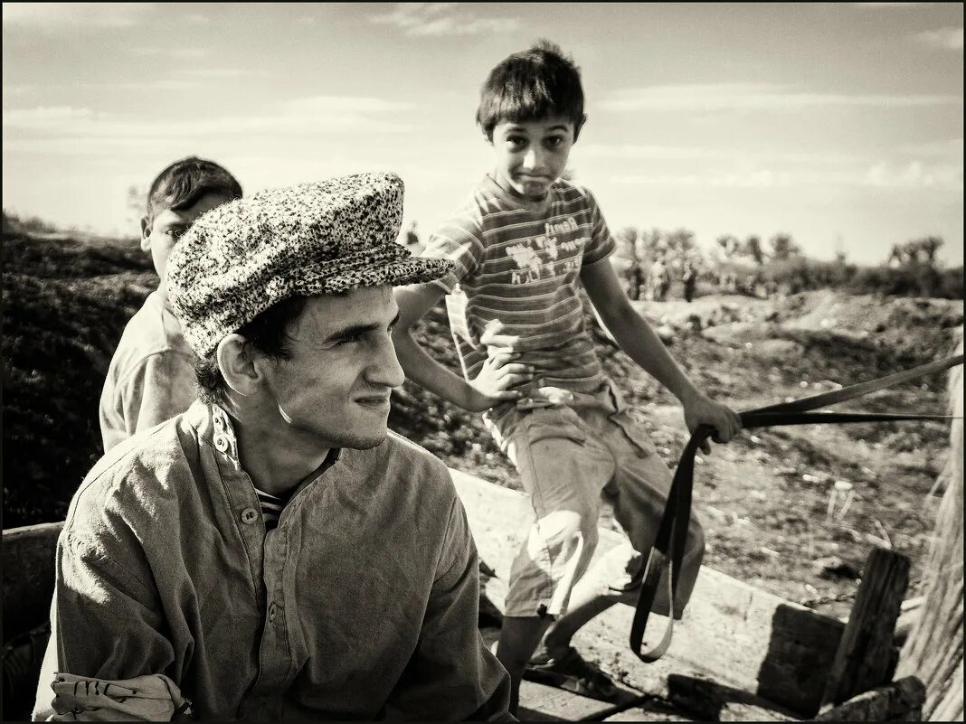 шуфутинский с цыганами. цыганские сценки. цыгане едут песня. михаил иванов цыганский гитарист. цыгане едут песня.