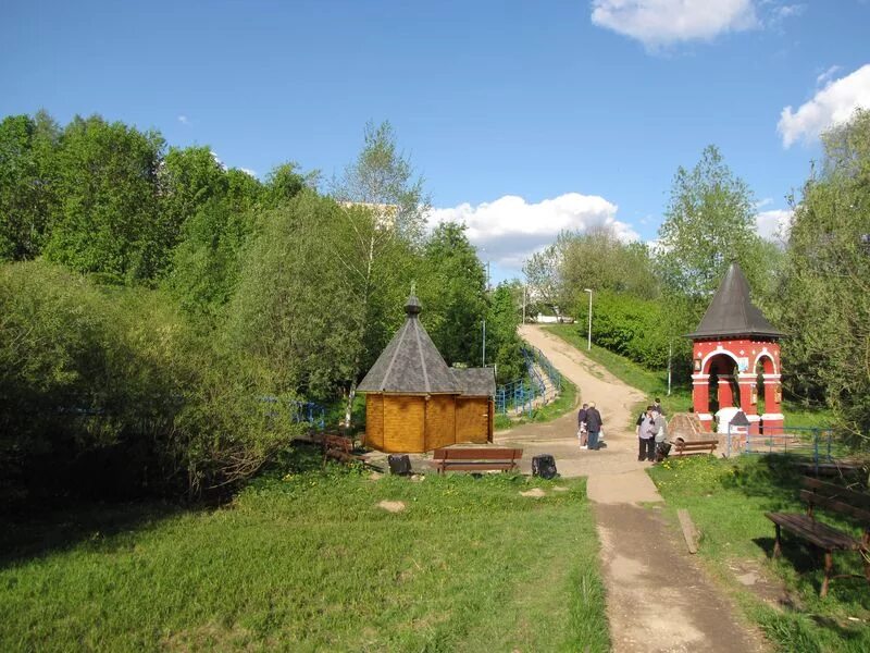 Сергиев родник. Родник в Звенигороде. Родник Тропарево. Сергиев Родник теплый стан. Родник в Коньково.