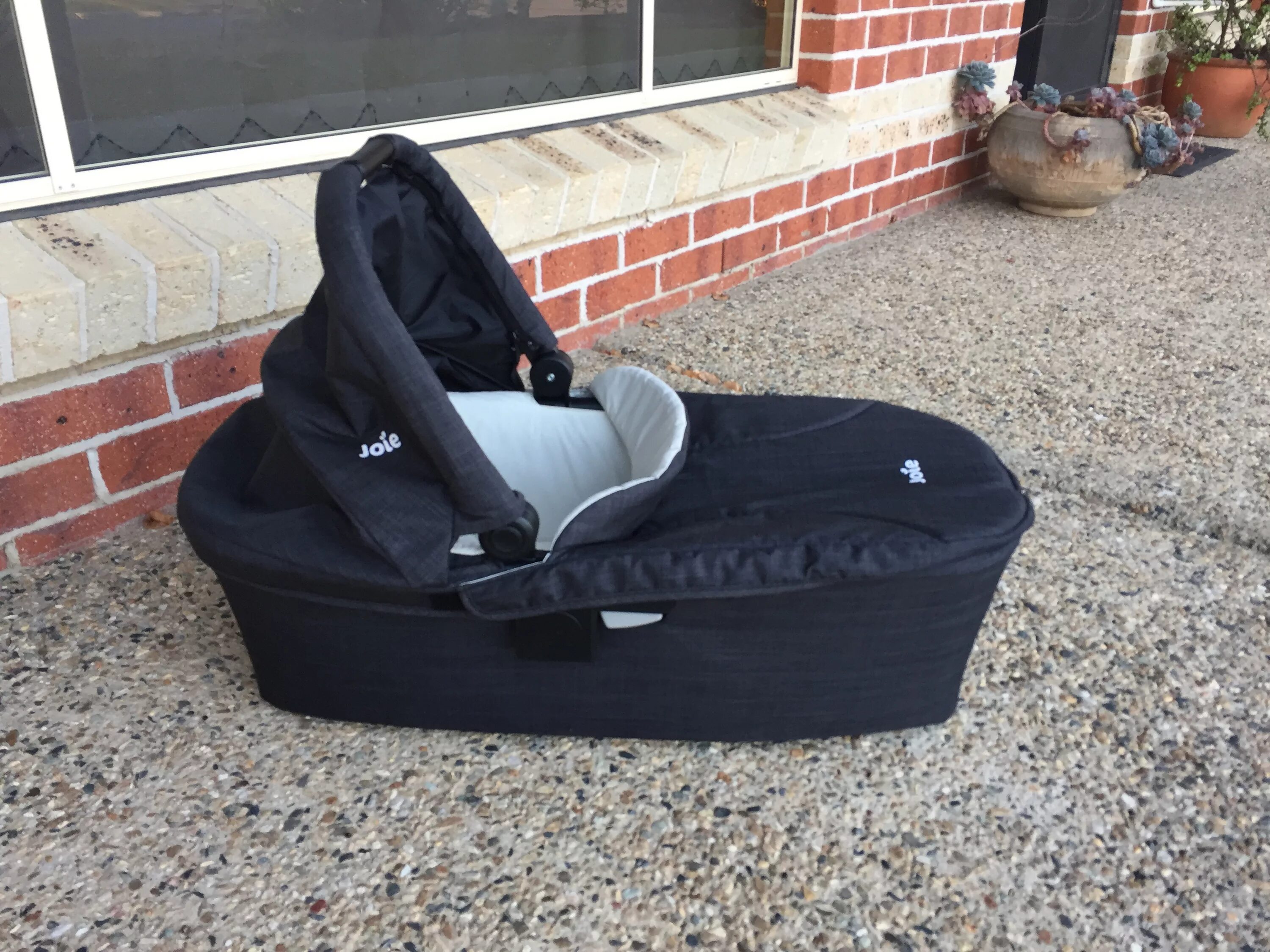 Joie parcel. Складная кровать-колыбель BABYHIT Carrycot. Коляска Joie люлька. Люлька Joie Ramble крепления люльки. Бампер для коляски Joie muze.