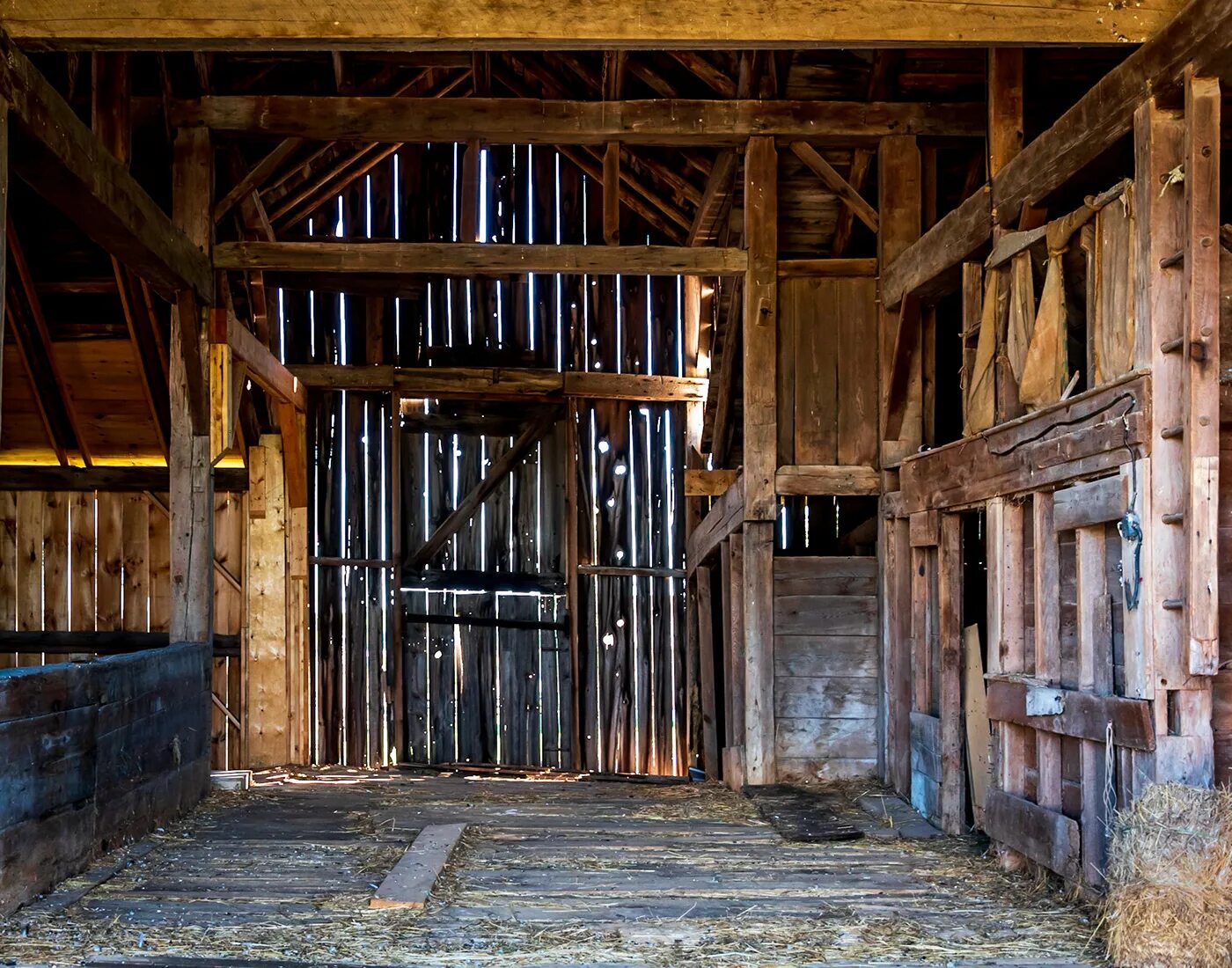 Грязная конюшня. Амбар американский ферма. Farm Barn Interior. Old Barn. Arania] captured Barn.