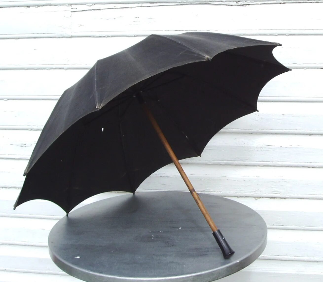 Первый зонтик. Старинный зонт. Старый зонтик. Древний зонт. Древние зонтики.