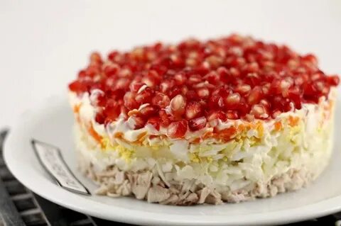 Гранатовый салат с курицей и грибами