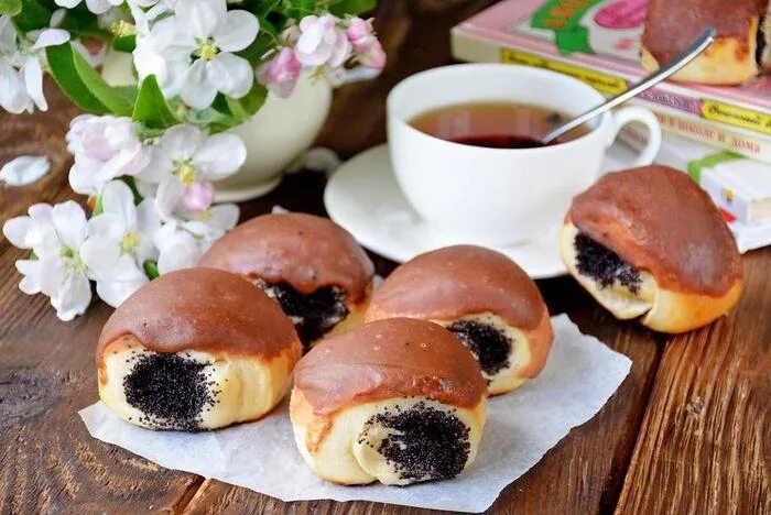 Мак на булочке сахар поверх. Булочки с корицей из дрожжевого теста в духовке. Булочка с маком. Булочка с маком и шоколадной глазурью. Сахарная булочка командор.