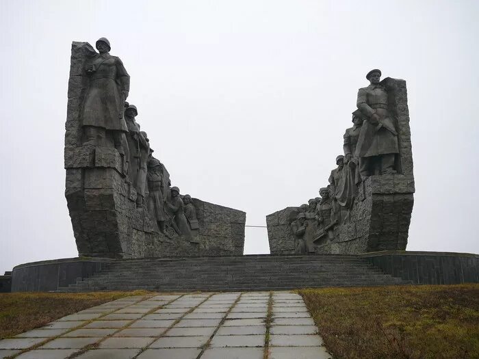 Матвеев курган на завтра. Матвеев Курган памятник. Матвеев Курган мемориал. Памятники в Матвеев Кургане Ростовской области. Матвеев-Курган Ростовской области монумент.