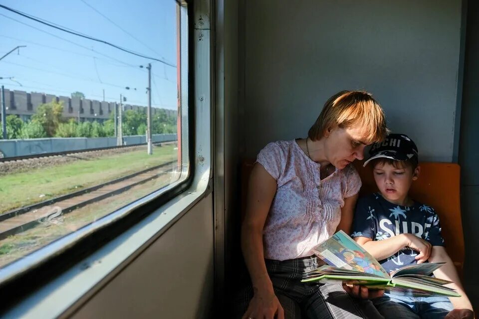 Проезд детей в россию. Дети в электричке. Школьники в поезде. Поезда для детей. Дети пригородной электрички.