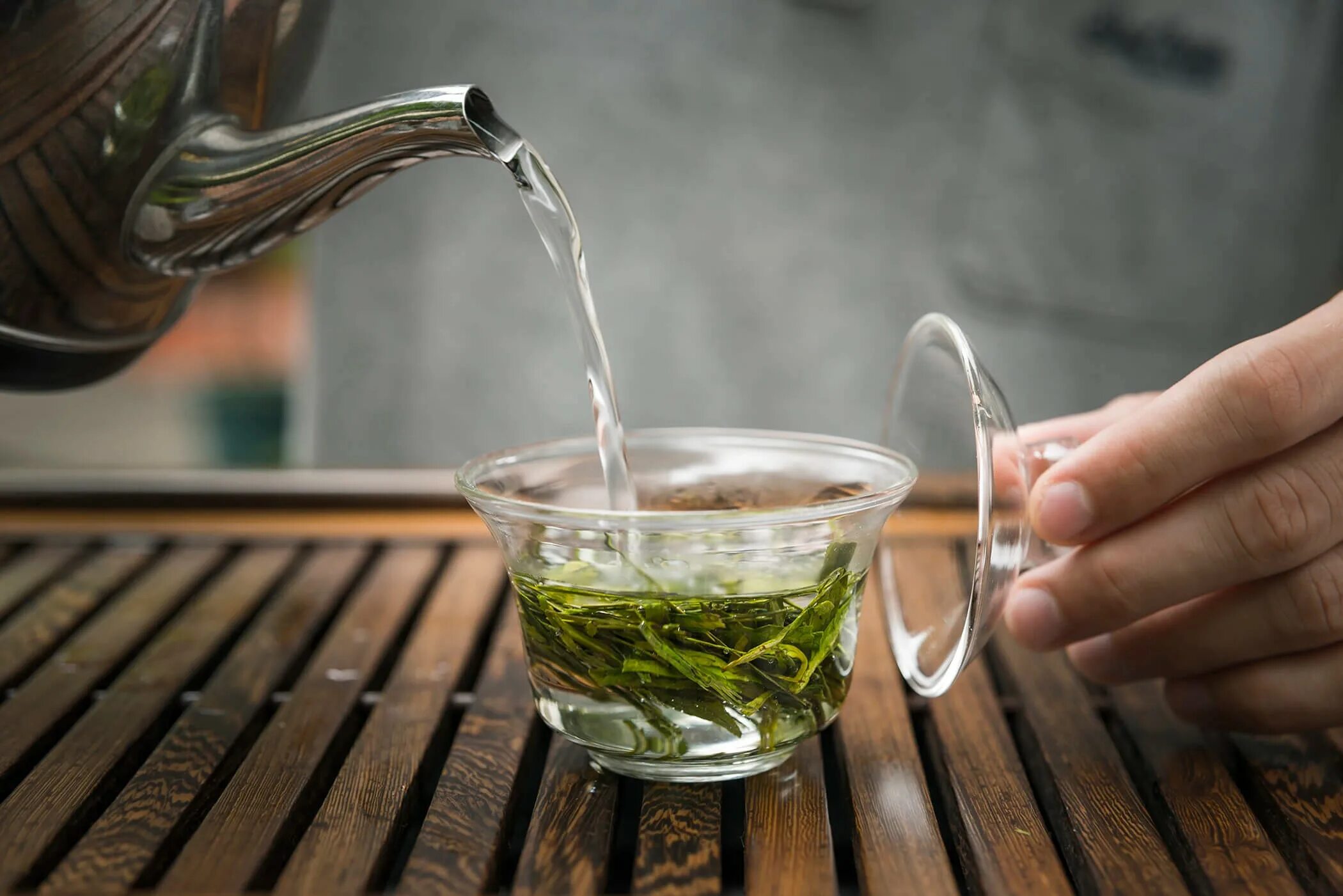 Заварку дать. Лунцзин чай. Зеленый чай. Китайский зеленый чай. Зеленый чай заварка.