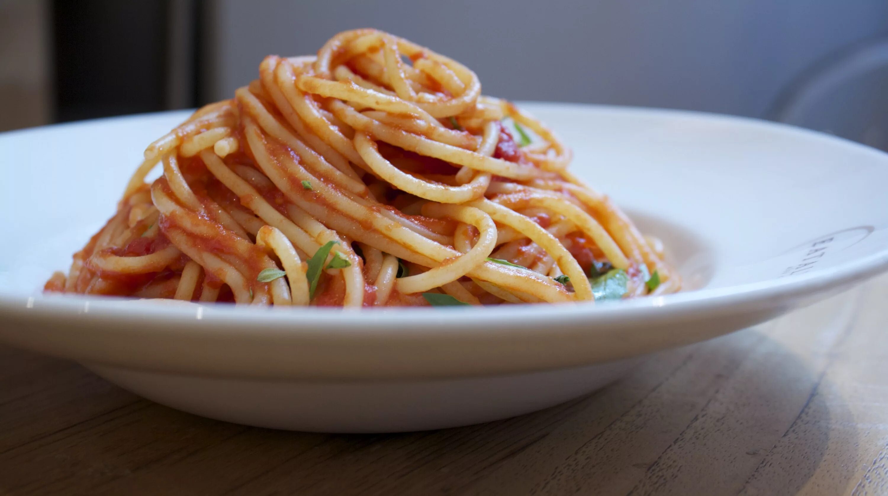 Скачай взломку спагетти. Спагетти Аль Помодоро. Спагетти с маслом. Радужное спагетти. Итальянская лапша слоями.