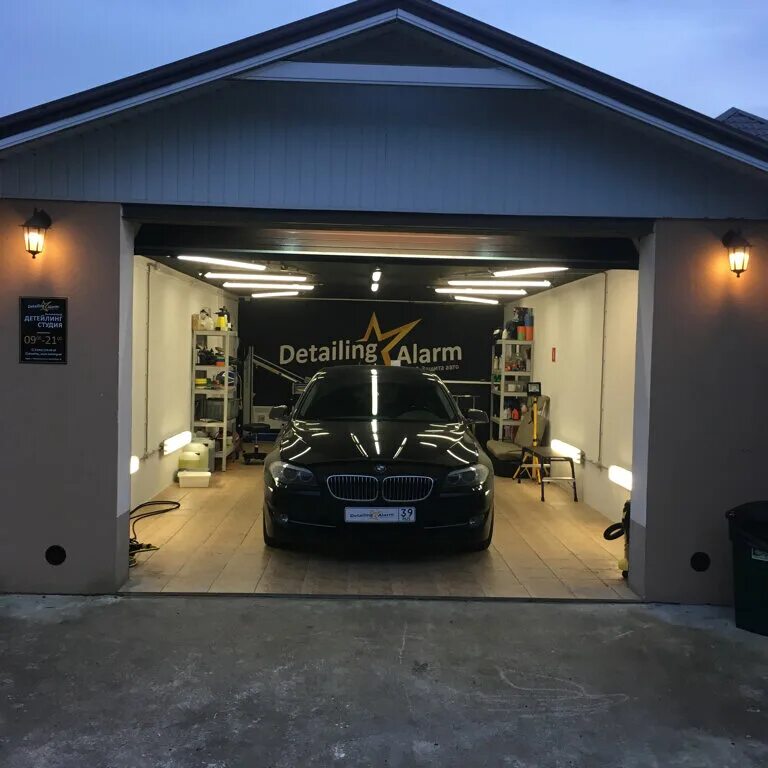 Детейлинг гараж. Автосервис помещение. Освещение для детейлинга. Детейлинг 200кв/м. Помещение под авто.