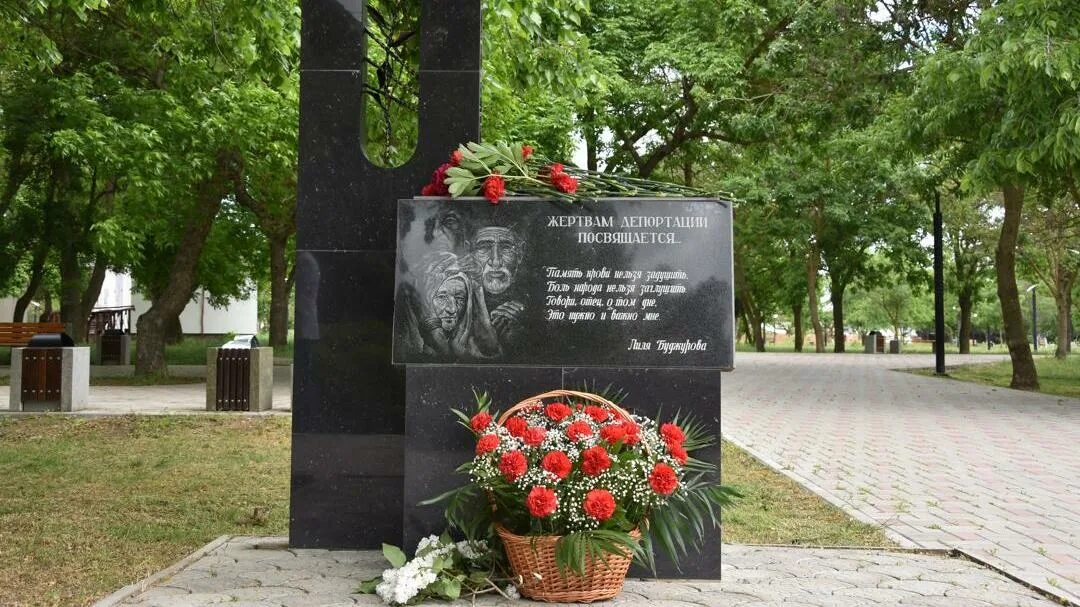 День памяти. Памятник депортации крымских татар. Памятник крымские татары выселение. Цветок для памятной таблички. Мемориал жертвам депортации 1944 крымских татар.