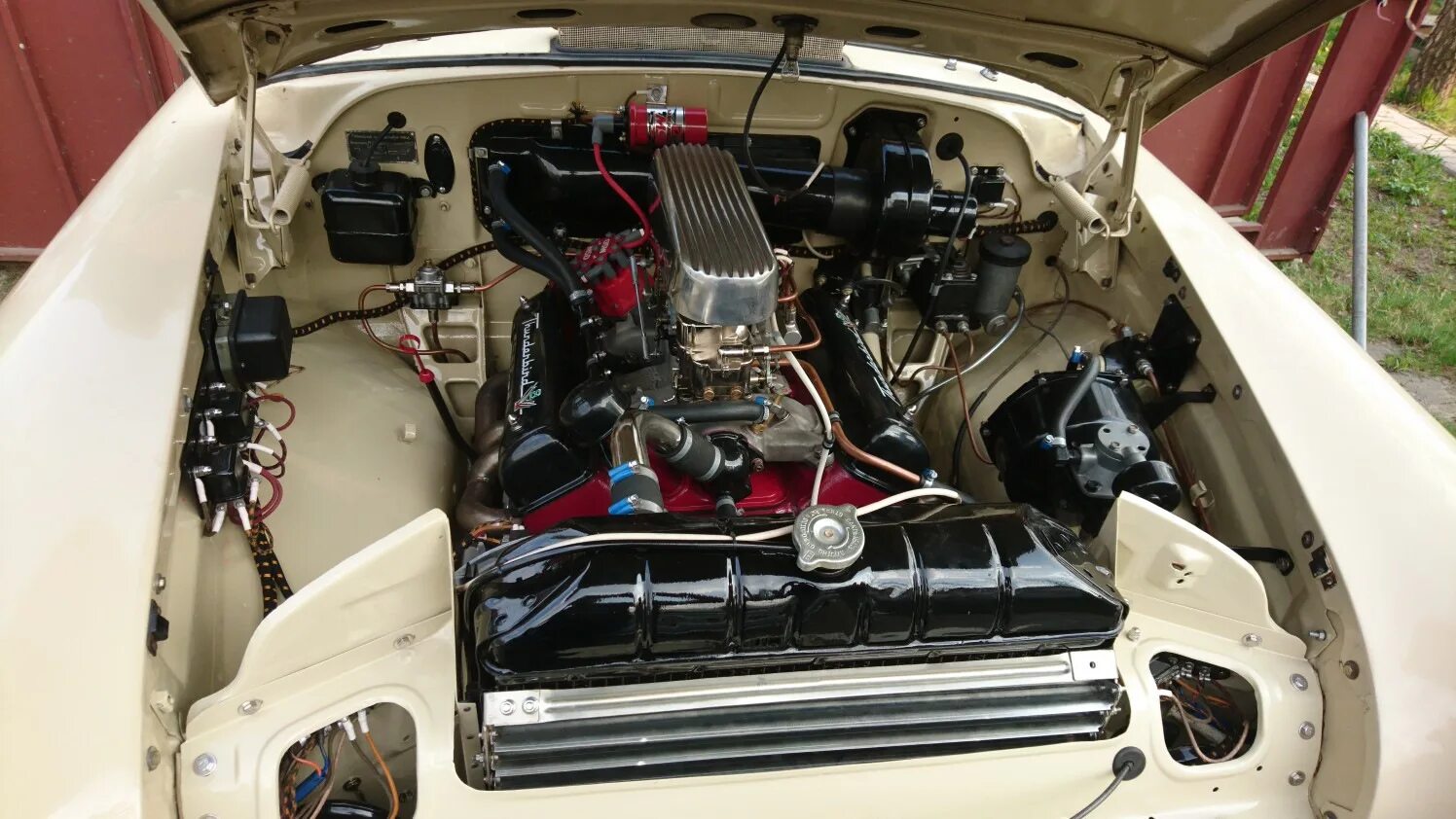 Моторный отсек газ 21 волга. Как поменять двигатель на волге. Волга 402. Газ 21 с двигателем v8. Двигатель газ 21 2.