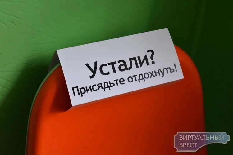 Устал присел. Устал присядь Отдохни. Присядь Отдохни. Устал присядь. Усталы е села.