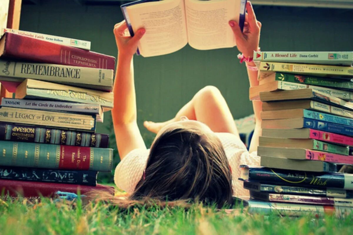 Фотосессия с книгой. Девушка с книгой. Читает книгу. Книга человек.