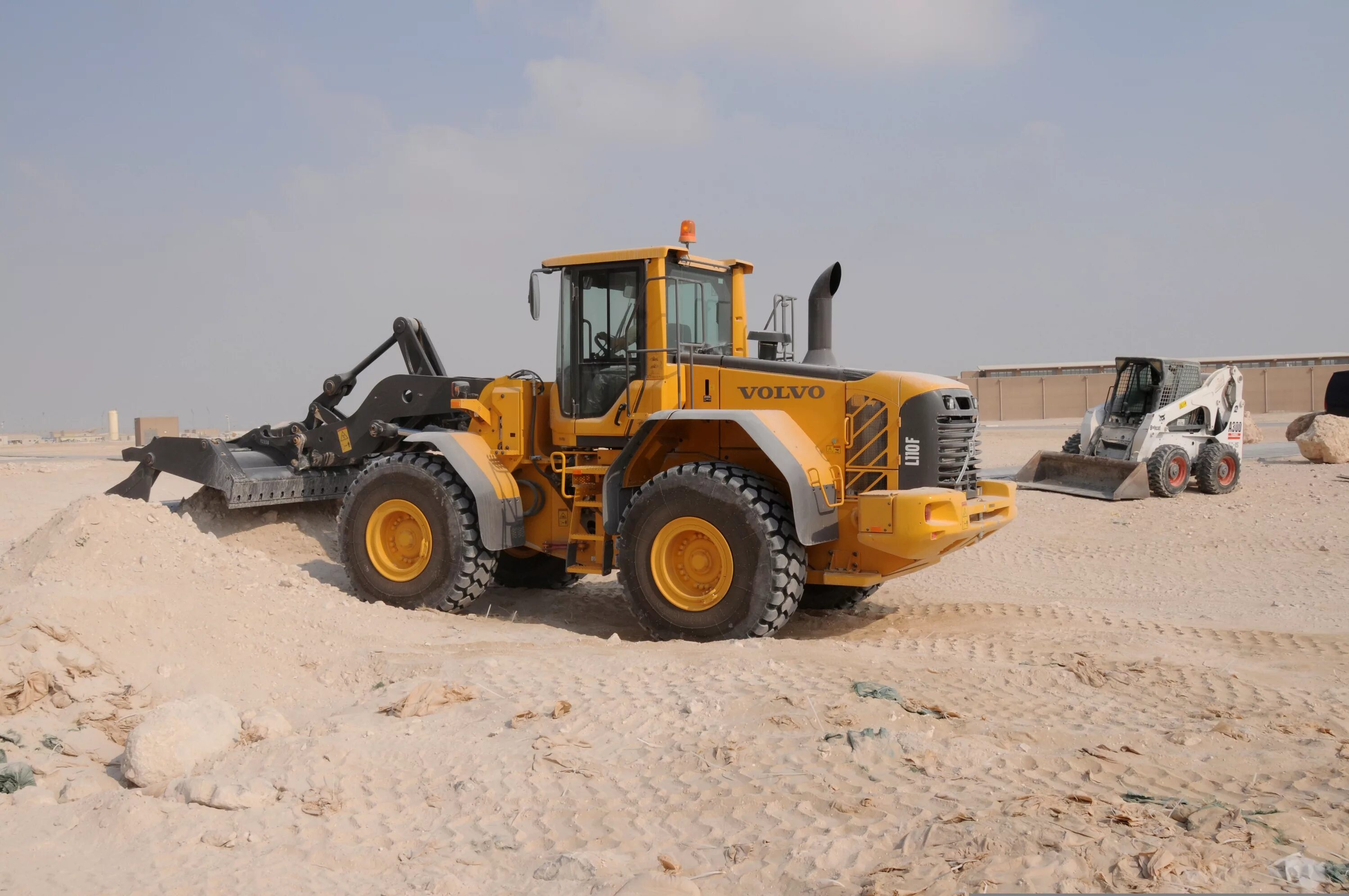 Car loading. Volvo l 3 40. Front Loader Flowers.