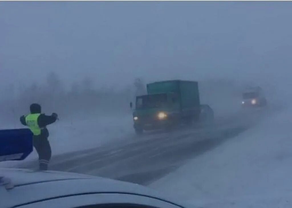 Трасса м5 Оренбург Орск. Сильная метель на дороге. Дорогу перекрыли метель. Снежная буря на трассе.