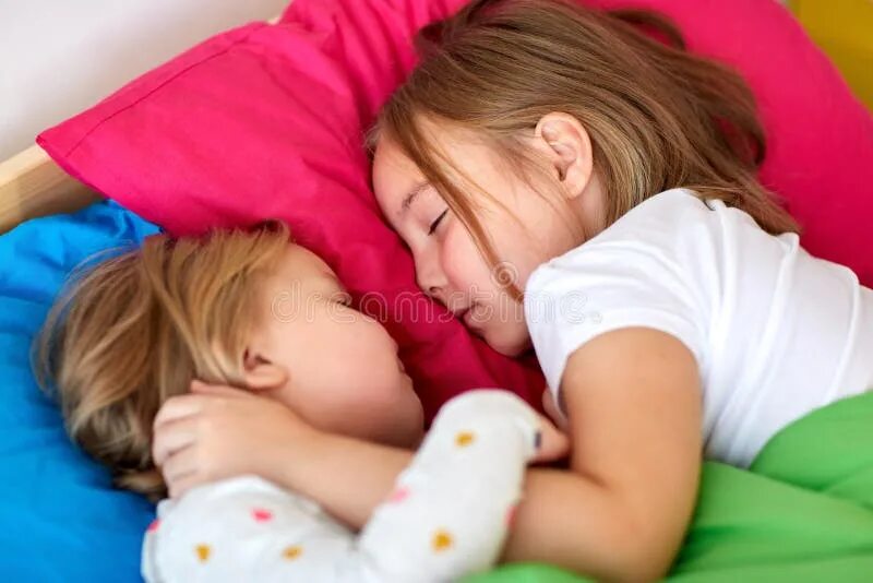 Спящие сестры. Две девочки маленькие спят. Про сестру спящую