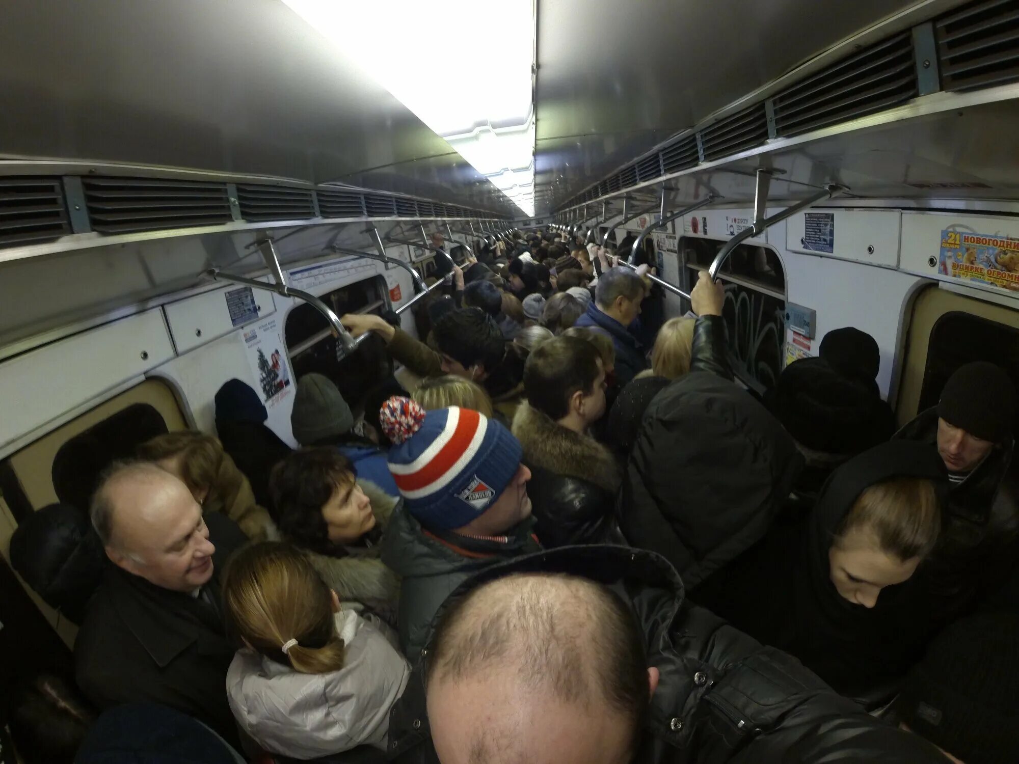 Москва метро утром. Станция метро Выхино давка. Давка в Московском метро. Давка в метро час пик Москве. Выхино давка 2020.