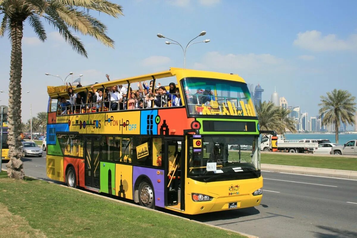 Туристический автобус 2024. Автобус Катар. Транспорт Катара. Доха автобусы. Общественный транспорт Дохи.