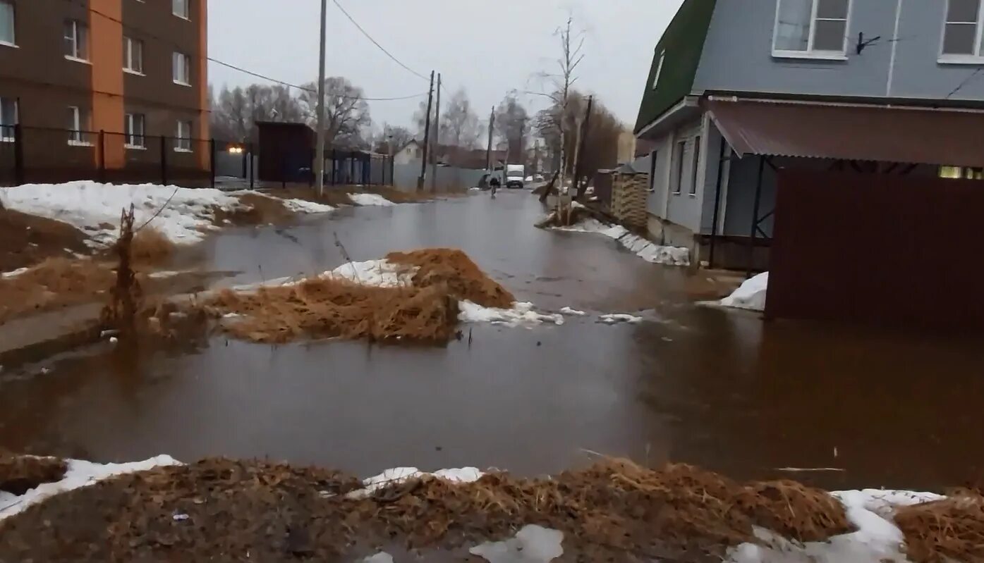 Затопление ярославской набережной. Ярославль под водой. Затопленная набережная ярославль. Затопленная набережная ярославль. Затопленная набережная ярославль.